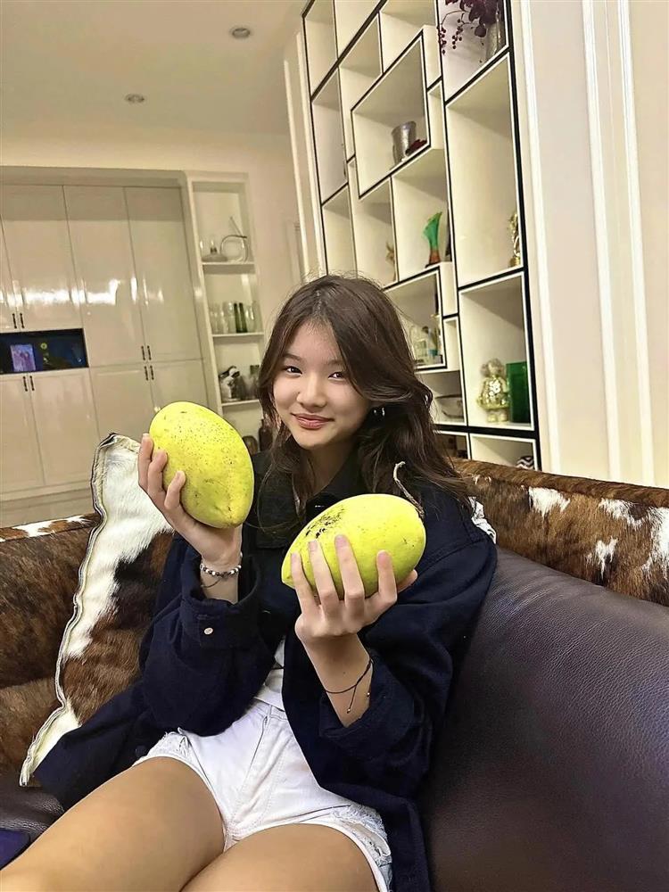 Con gái Trương Ngọc Ánh khoe chân dài miên man-2