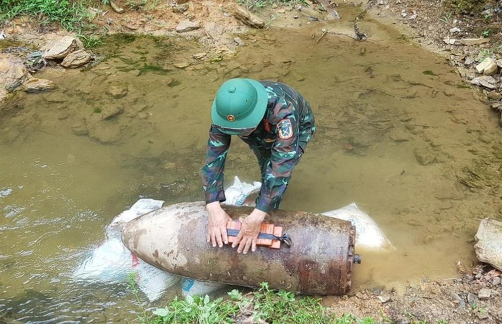 Hà Nội: Phát hiện quả bom nặng hơn 500kg trên sông Đuống-1