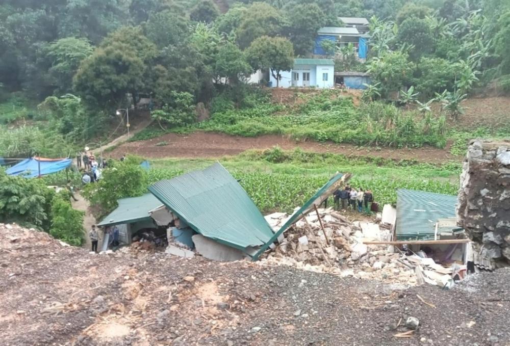 Sập kè đá vào nhà dân lúc rạng sáng, 3 mẹ con tử vong-1