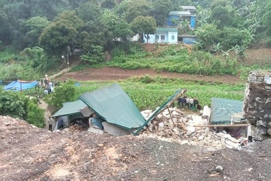 Sập kè đá vào nhà dân lúc rạng sáng, 3 mẹ con tử vong