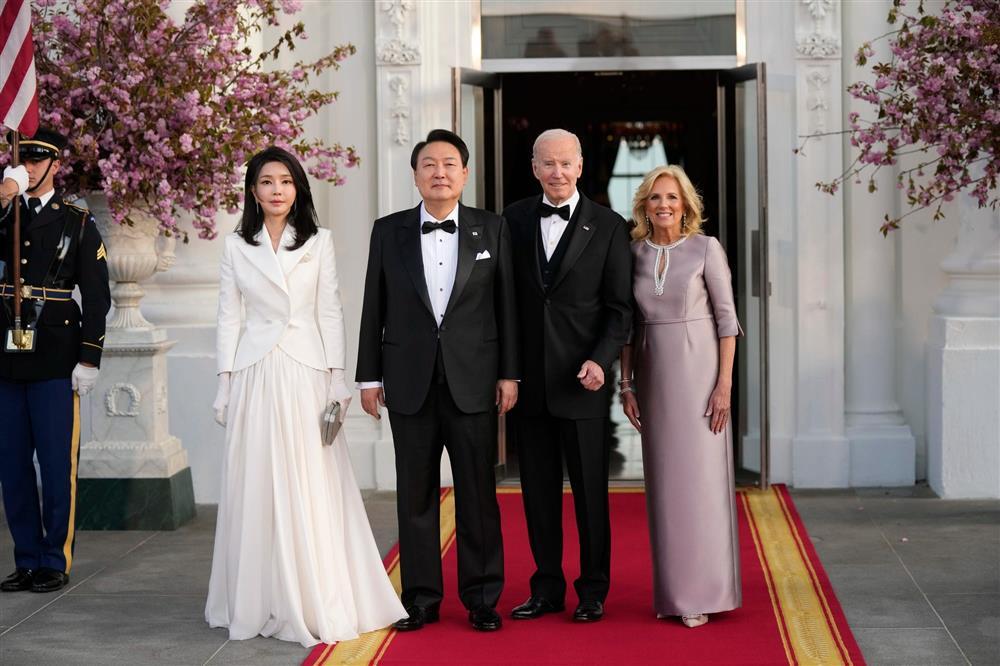 Vợ chồng Tổng thống Hàn Quốc mặn nồng dù đến với nhau tuổi xế chiều-1
