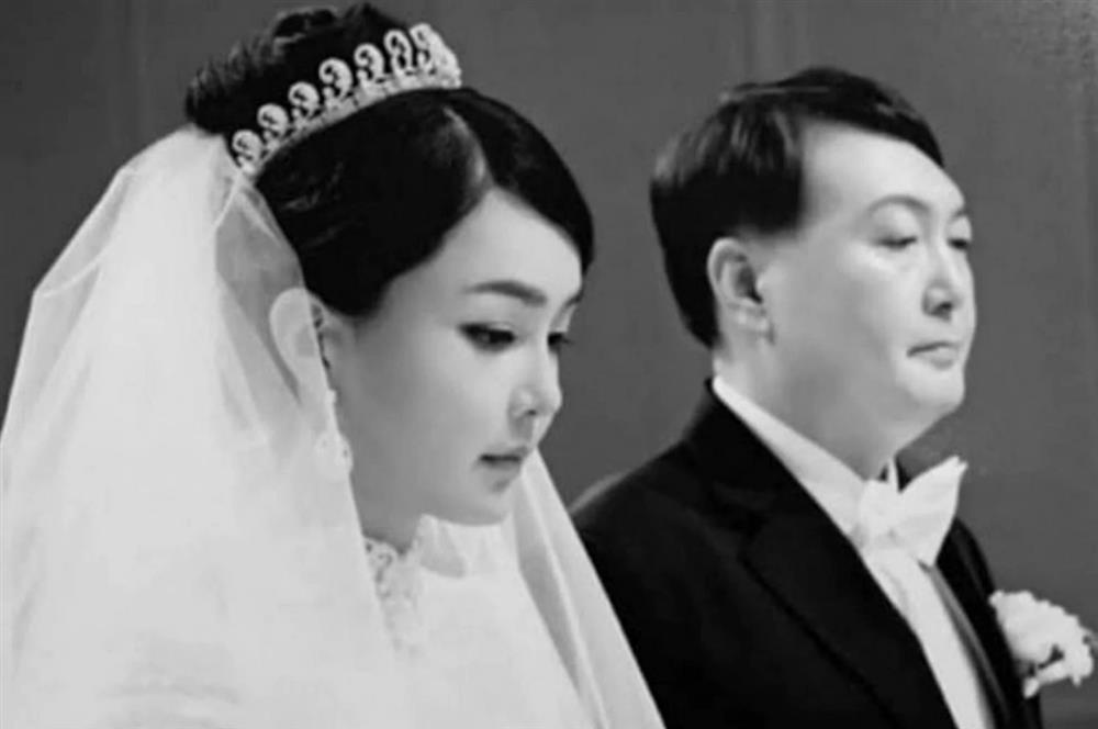 Vợ chồng Tổng thống Hàn Quốc mặn nồng dù đến với nhau tuổi xế chiều-3