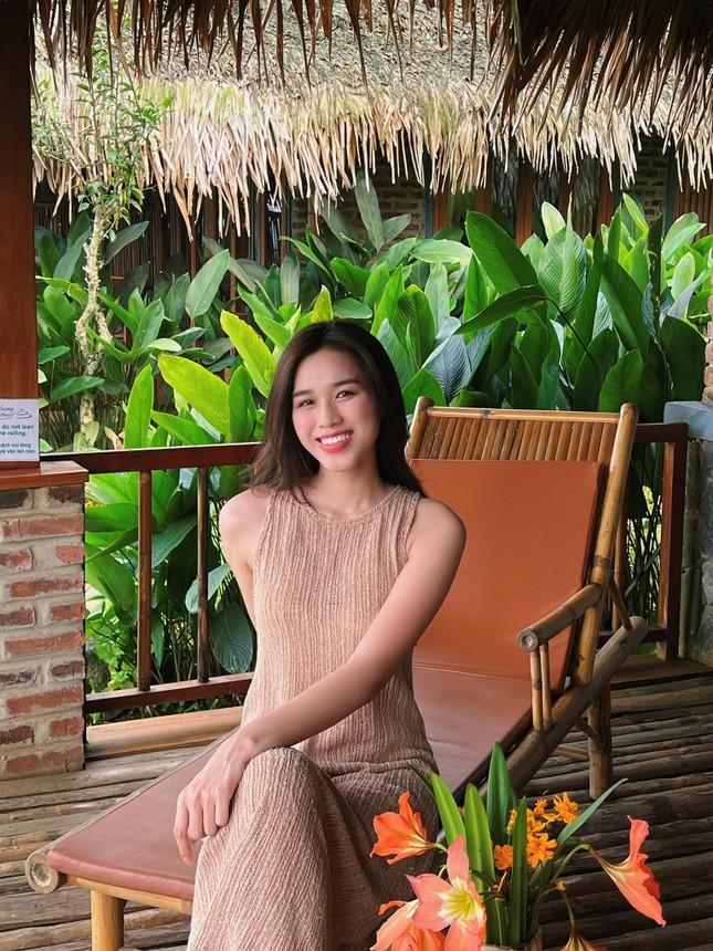 Các nàng hậu Việt đi chơi lễ: Đỗ Thị Hà dịu dàng, Tiểu Vy năng động-1