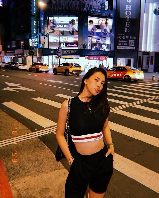 Các nàng hậu Việt đi chơi lễ: Đỗ Thị Hà dịu dàng, Tiểu Vy năng động-4