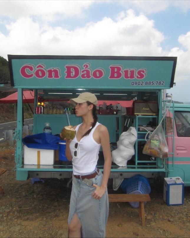 Các nàng hậu Việt đi chơi lễ: Đỗ Thị Hà dịu dàng, Tiểu Vy năng động-5