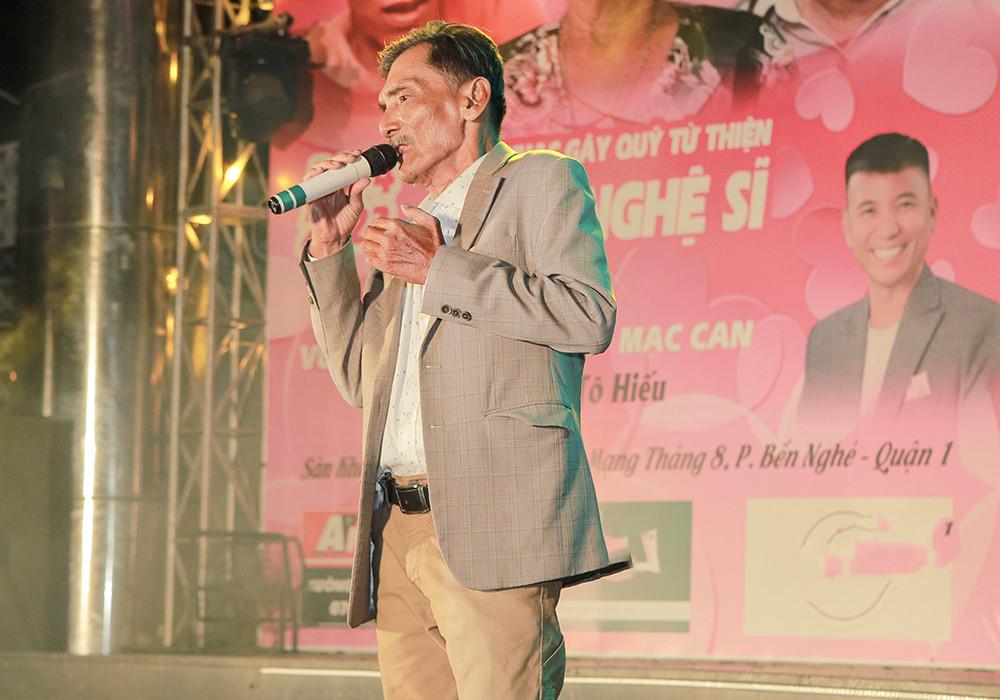 Thương Tín sức yếu, không thể hát hết 3 bài trong đêm nhạc-2