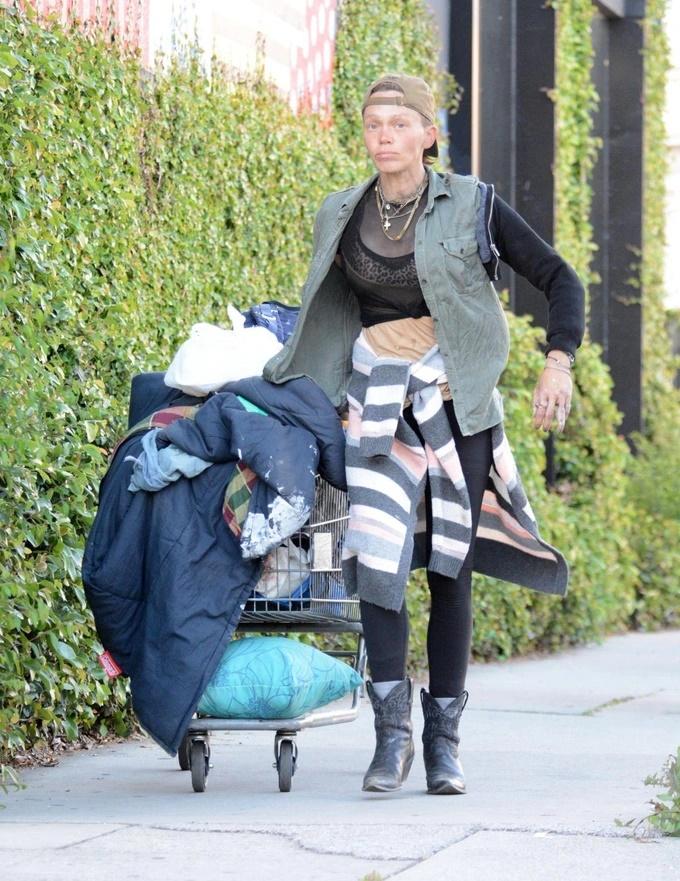 Người mẫu nổi tiếng bới rác trên đường phố sống qua ngày-2