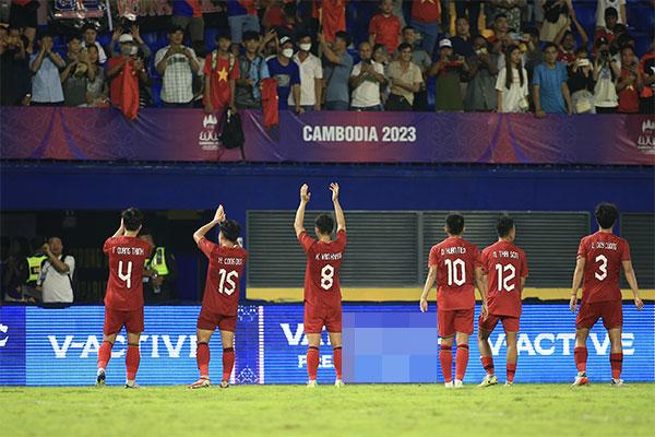 U22 Việt Nam thắng ra quân, HLV Troussier thưởng nóng toàn đội-1