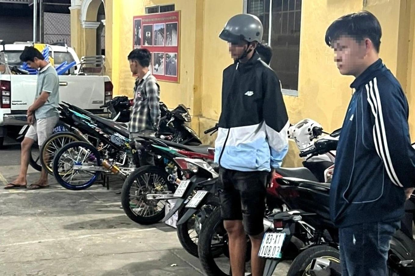 Biển Nha Trang đông kín người, xe ùn ứ trên đường ven biển-6