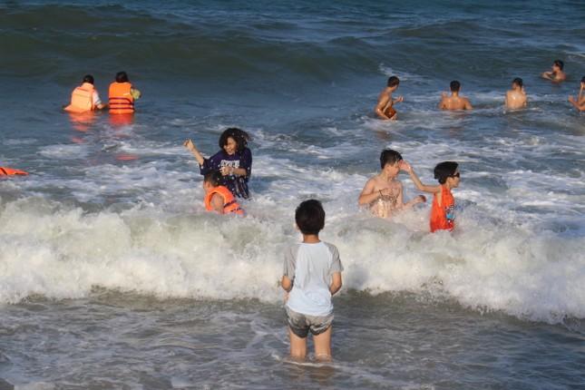 Biển Nha Trang đông kín người, xe ùn ứ trên đường ven biển-1