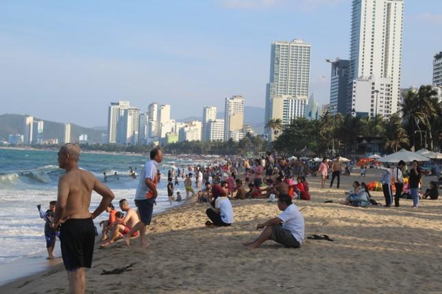 Biển Nha Trang đông kín người, xe ùn ứ trên đường ven biển-2