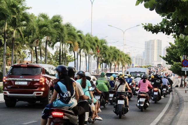 Biển Nha Trang đông kín người, xe ùn ứ trên đường ven biển-3