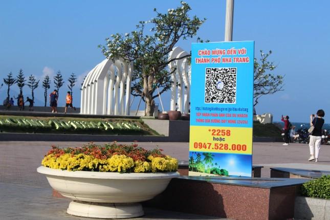 Biển Nha Trang đông kín người, xe ùn ứ trên đường ven biển-4