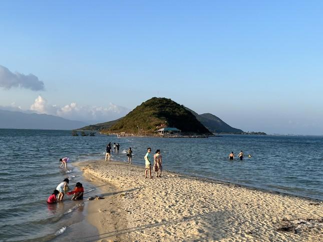Biển Nha Trang đông kín người, xe ùn ứ trên đường ven biển-5