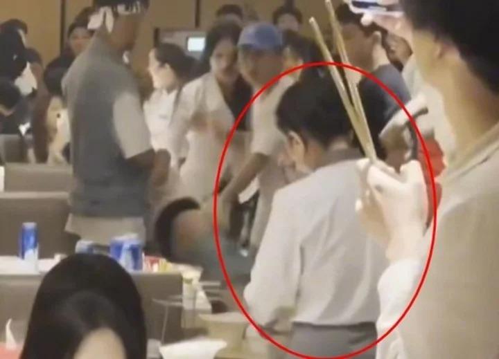 Khách hàng ăn lẩu xô xát, nhân viên làm một việc ai cũng thán phục-3