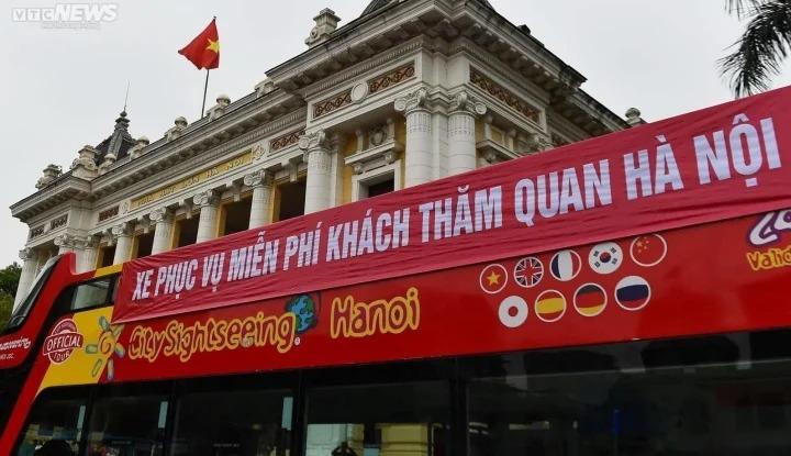 Băng rôn chào đón du khách đi xe bus 2 tầng Hà Nội lại sai chính tả-1