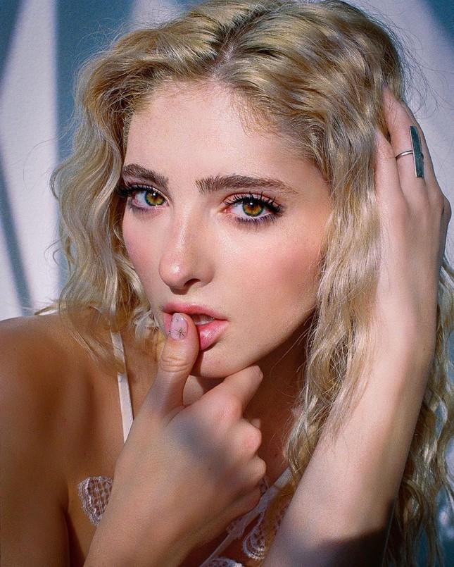 Ngôi sao Hunger Games tự tung ảnh nóng-3