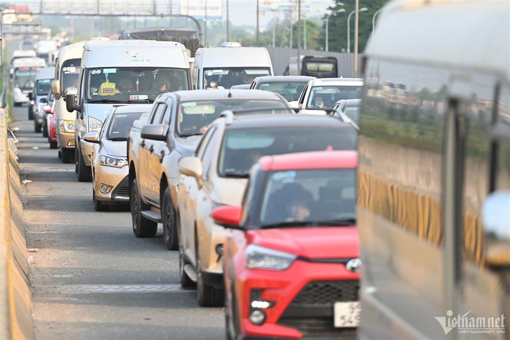 Trở lại Hà Nội sớm 2 ngày, ô tô ùn dài 2km cuối cao tốc Pháp Vân-3