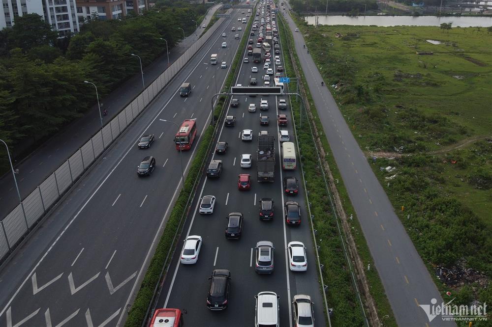 Trở lại Hà Nội sớm 2 ngày, ô tô ùn dài 2km cuối cao tốc Pháp Vân-4