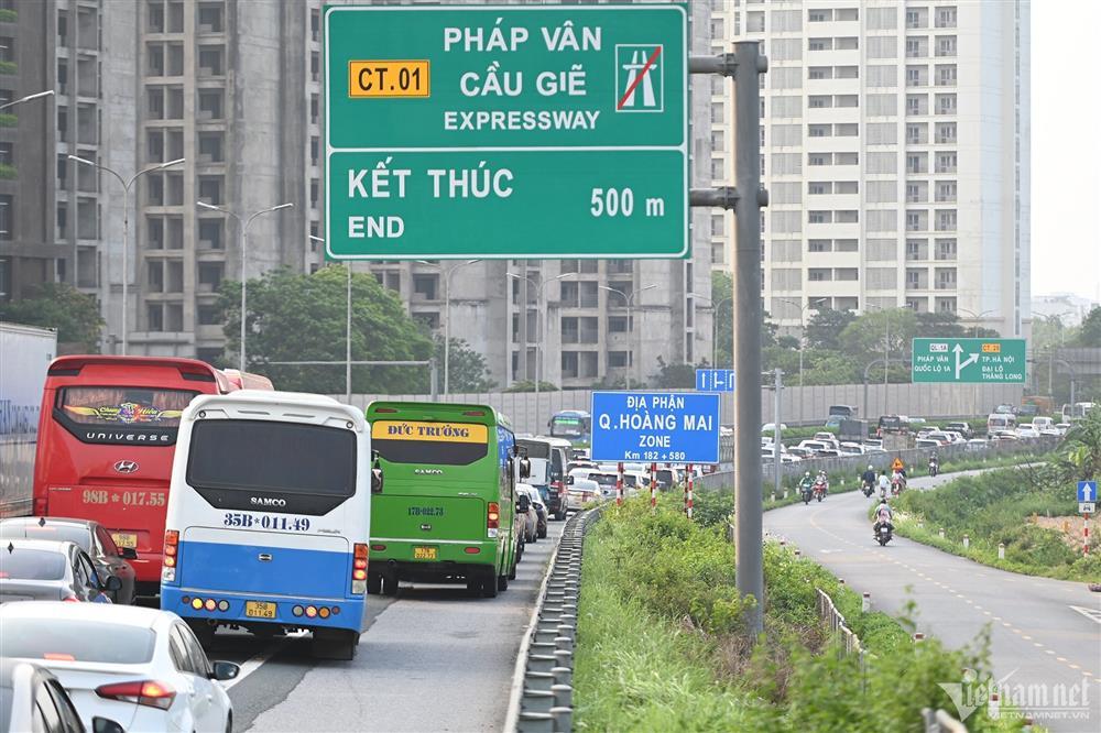 Trở lại Hà Nội sớm 2 ngày, ô tô ùn dài 2km cuối cao tốc Pháp Vân-5