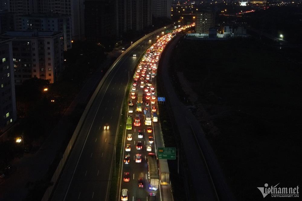 Trở lại Hà Nội sớm 2 ngày, ô tô ùn dài 2km cuối cao tốc Pháp Vân-8