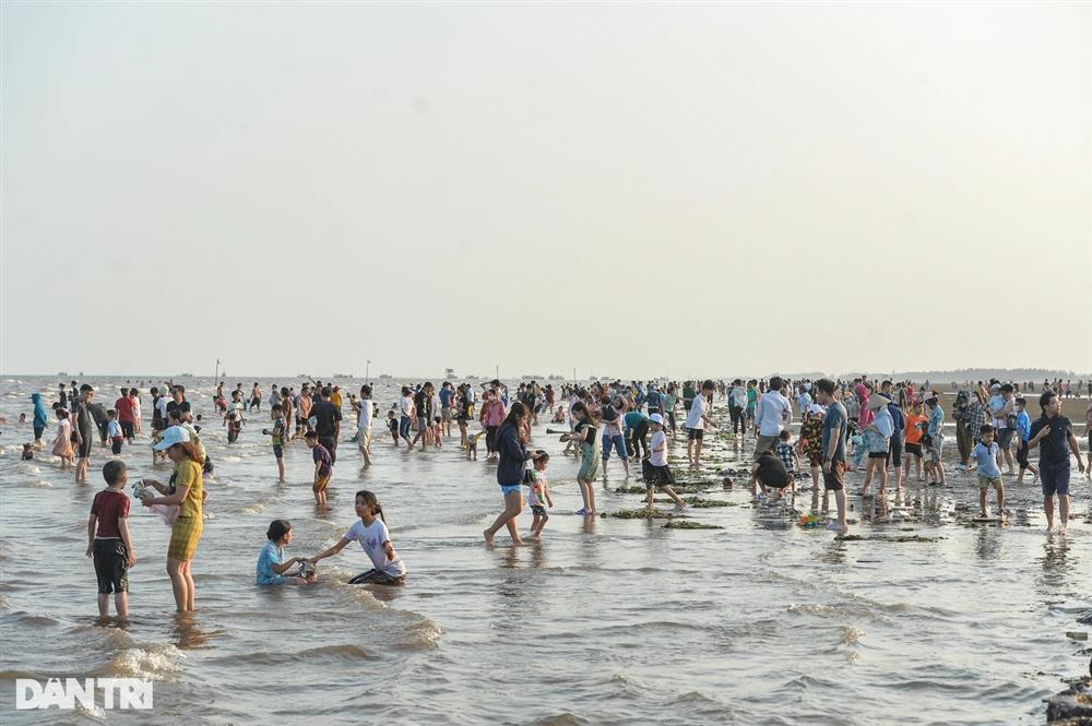 Bãi biển Quất Lâm đông kín người ngày 1/5-1