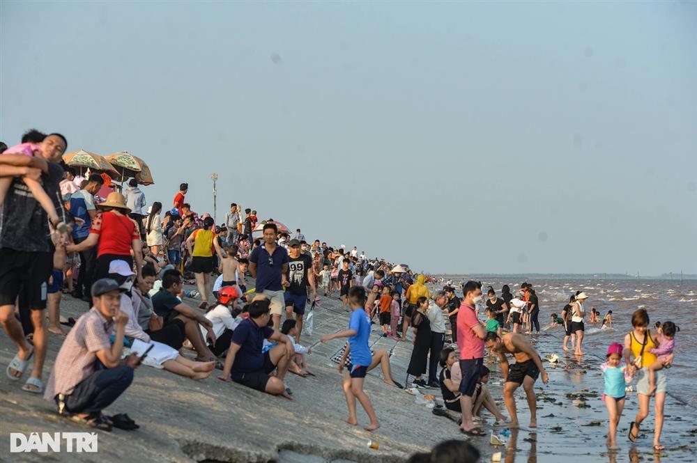 Bãi biển Quất Lâm đông kín người ngày 1/5-2