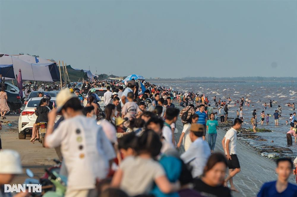 Bãi biển Quất Lâm đông kín người ngày 1/5-3