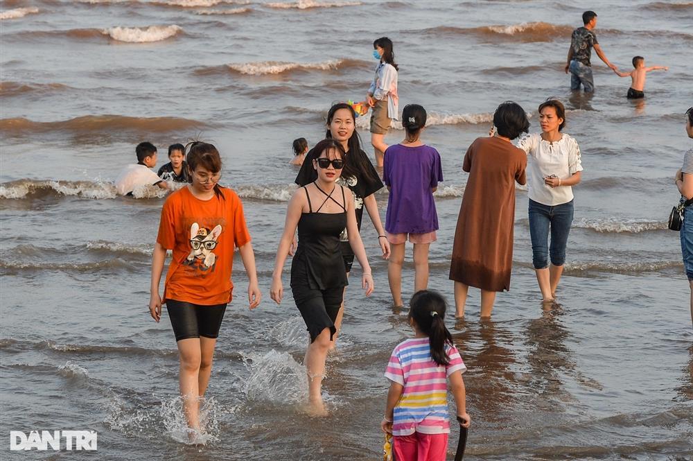 Bãi biển Quất Lâm đông kín người ngày 1/5-5