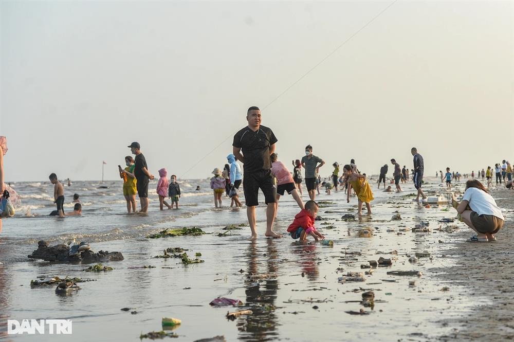 Bãi biển Quất Lâm đông kín người ngày 1/5-6