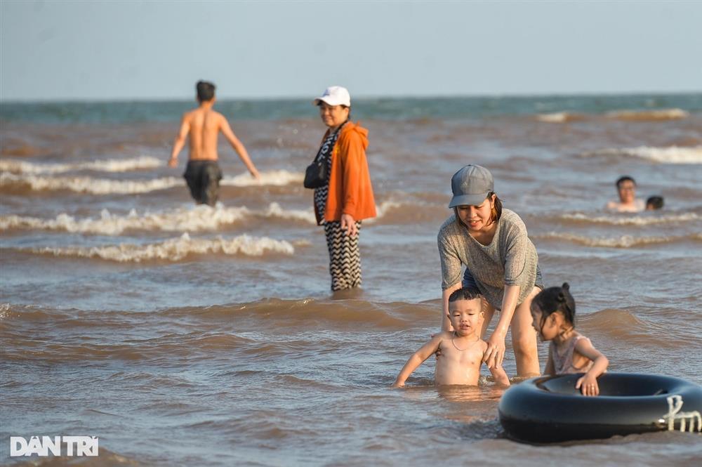 Bãi biển Quất Lâm đông kín người ngày 1/5-7