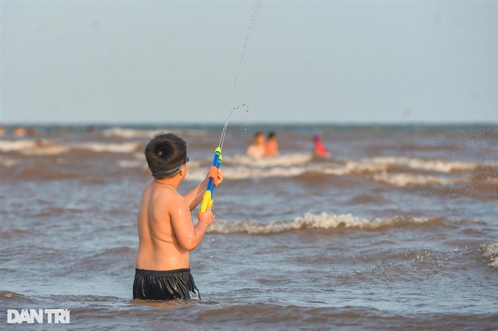 Bãi biển Quất Lâm đông kín người ngày 1/5-9