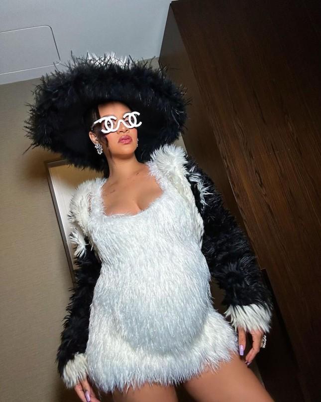 Hot mom Rihanna dạo phố cực cháy, ẩn ý tham dự Met Gala 2023?-5