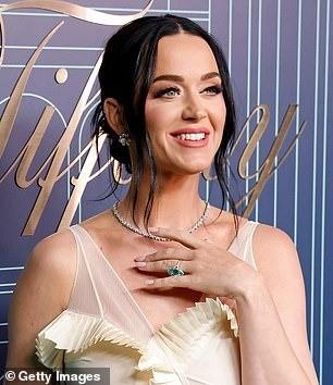 Sân khấu hoành tráng nhất nước Anh mừng Vua Charles đăng cơ-4