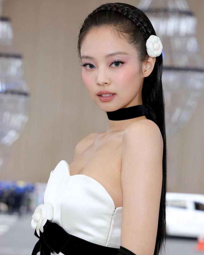 Tạo hình Jennie tại Met Gala 2023 được chính chủ gửi hint từ trước?-1