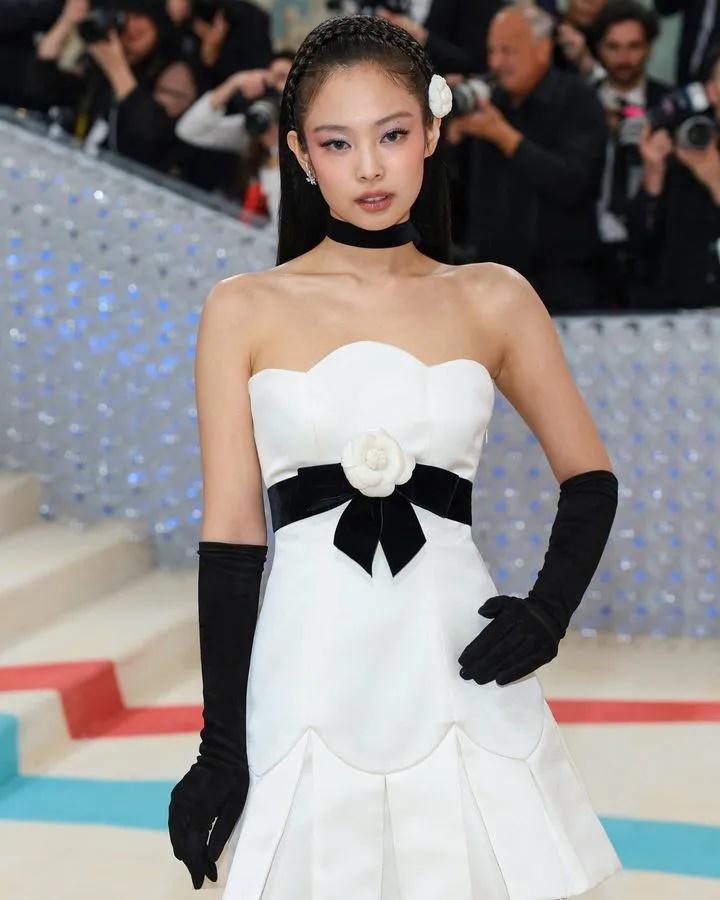 Tạo hình Jennie tại Met Gala 2023 được chính chủ gửi hint từ trước?-3