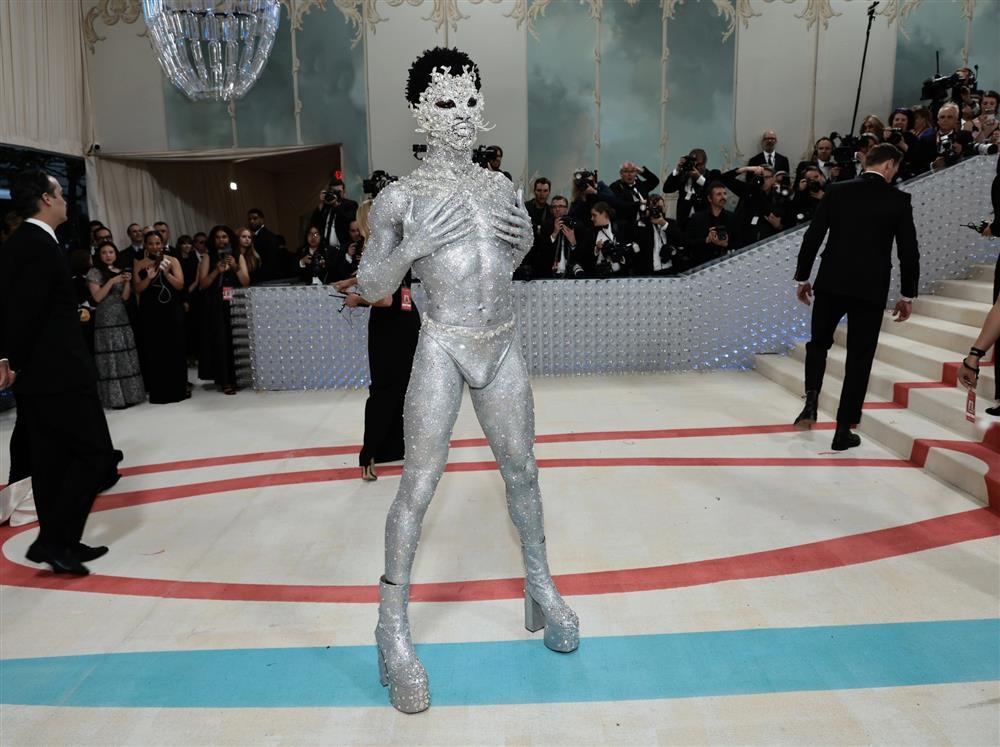 Met Gala 2023: Kim Kardashian ngực trần, Lil Nas X mặc nội y-6
