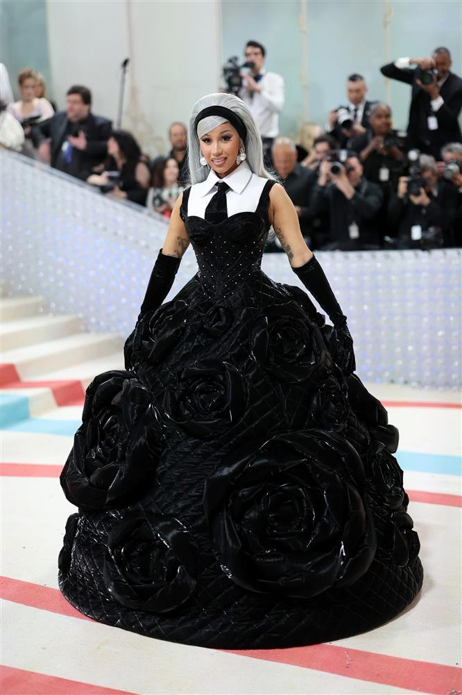 Met Gala 2023: Kim Kardashian ngực trần, Lil Nas X mặc nội y-16