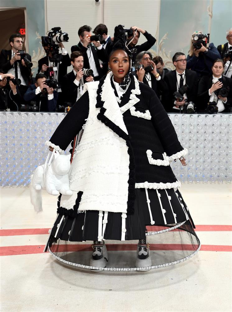 Met Gala 2023: Kim Kardashian ngực trần, Lil Nas X mặc nội y-15