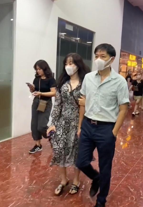 Vợ kém 11 tuổi của Thái Hòa hiếm hoi xuất hiện, ôm chồng giữa sự kiện-1