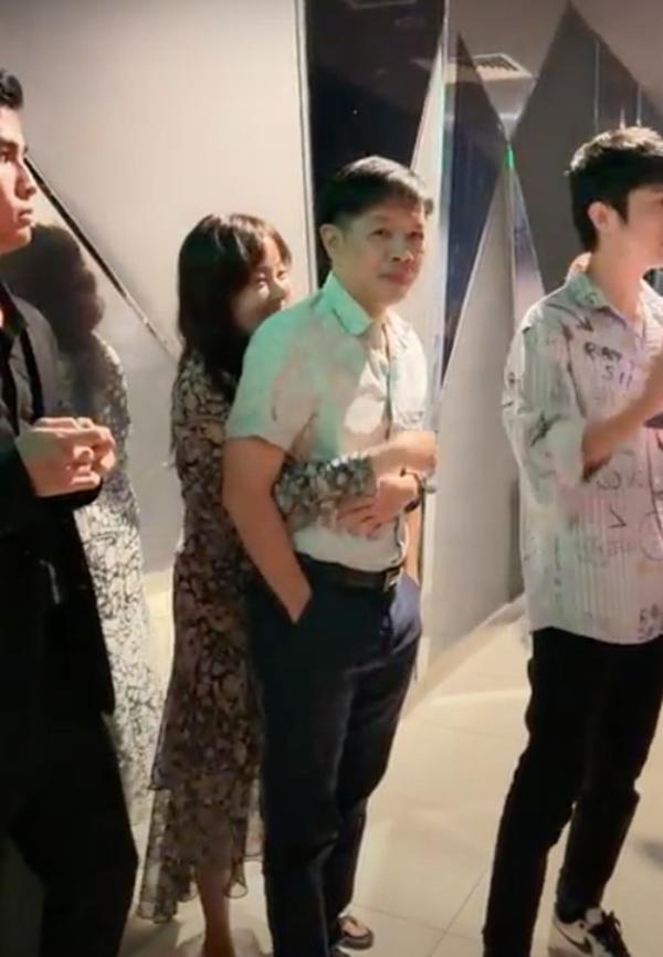 Vợ kém 11 tuổi của Thái Hòa hiếm hoi xuất hiện, ôm chồng giữa sự kiện-2