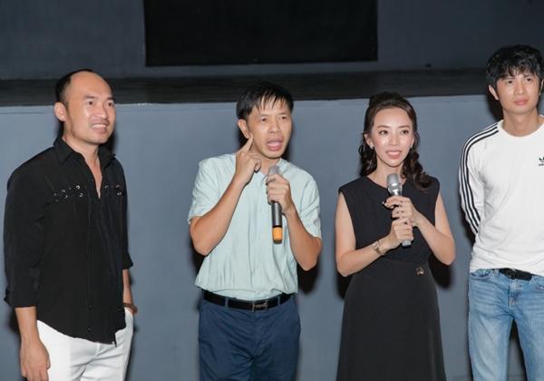 Vợ kém 11 tuổi của Thái Hòa hiếm hoi xuất hiện, ôm chồng giữa sự kiện-3