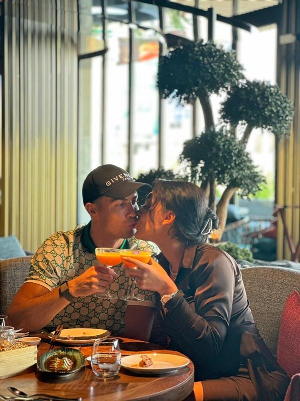 Ronaldo khóa môi bạn gái, phủ nhận đã chán ngấy cô-1