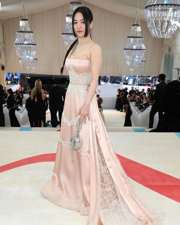 Song Hye Kyo lột xác bên Dương Tử Quỳnh ở Met Gala 2023-6