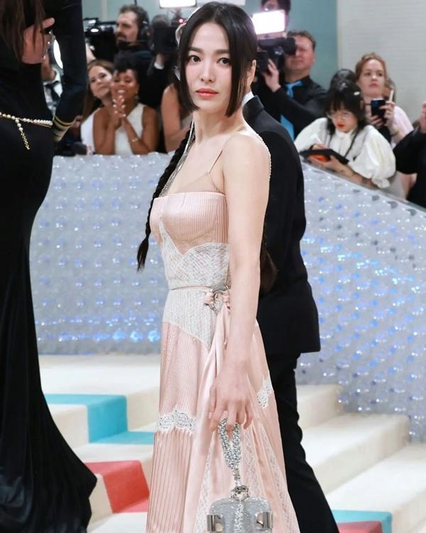 Song Hye Kyo lột xác bên Dương Tử Quỳnh ở Met Gala 2023-7