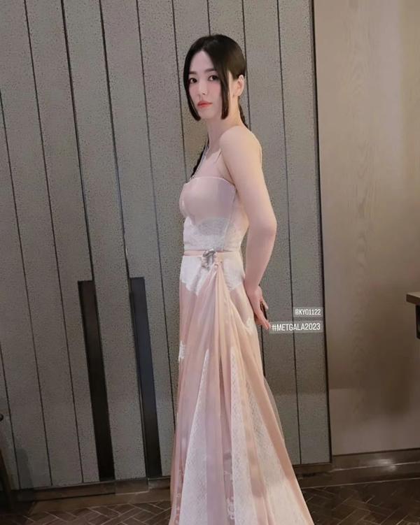Song Hye Kyo lột xác bên Dương Tử Quỳnh ở Met Gala 2023-8