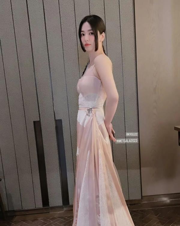 Song Hye Kyo lột xác bên Dương Tử Quỳnh ở Met Gala 2023-8