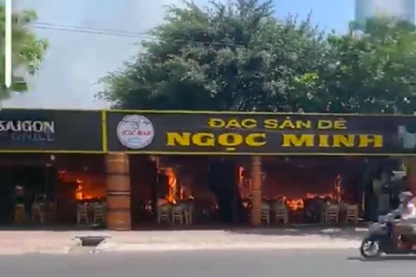 Cháy chợ trung tâm huyện biên giới, hàng loạt ki ốt bị thiêu rụi-4