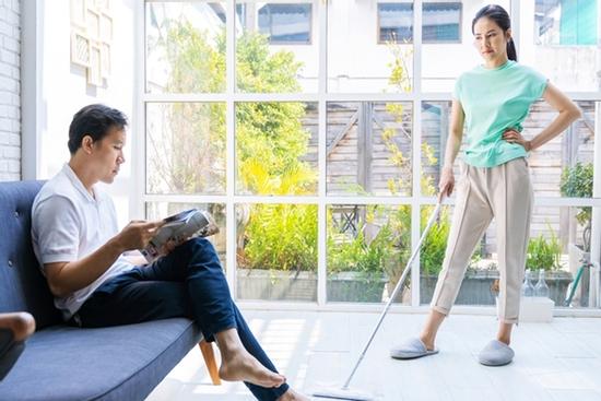 Vợ vất vả dọn dẹp đến khuya, chồng vẫn muốn đuổi ra khỏi nhà