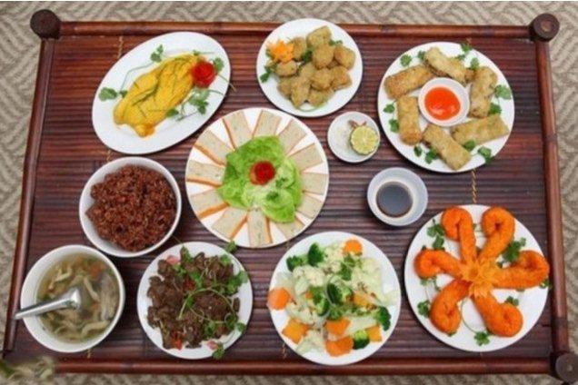 Chủ tiệm nói gì khi nhân viên đưa một tay, ném bánh mì xuống đất?-5